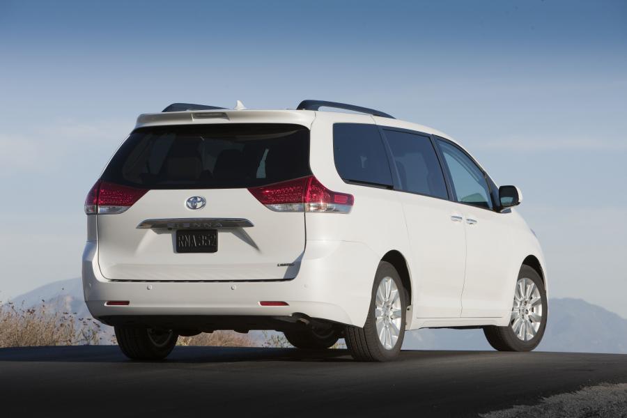 Toyota Sienna LE 2010 года  (фото 47 из 52)